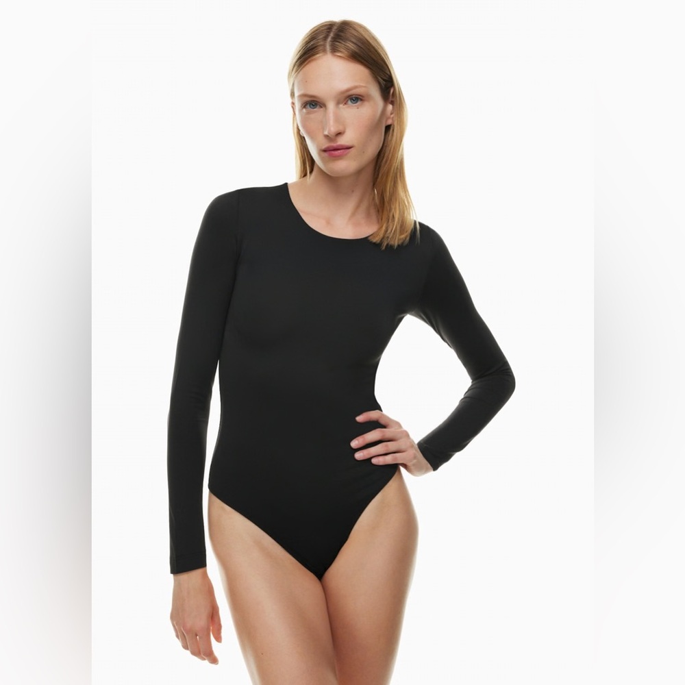 Aritzia Babaton contour crew long sleeve bodysuit size XS